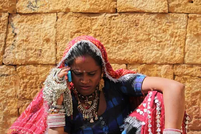 Indian merchant uses mobile phone. Photo by Lata Sharma, 2017 CGAP Photo Contest.